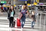 Schiphol 23 juli 2012
Fajah Lourens met zoon en dochter op schiphol. Ze wordt afgezet door een hele goede vriend.
Peter Smulders bv