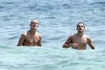 ibiza 1 augustus 2012
Ferry Doedens met zijn nieuwe vriend Nuno Azevedo op het strand bij el seriquito.
Peter Smulders bv
