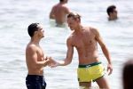 ibiza 1 augustus 2012
Ferry Doedens met zijn nieuwe vriend Nuno Azevedo op het strand bij el seriquito.
Peter Smulders bv
