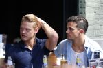 Amsterdam 26 juli 2012
Ferry Doedens met zijn  nieuwe vriend Nuno Azevedo op terras.
Peter Smulders bv