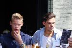 Amsterdam 26 juli 2012
Ferry Doedens met zijn  nieuwe vriend Nuno Azevedo op terras.
Peter Smulders bv