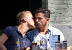 Amsterdam 26 juli 2012
Ferry Doedens met zijn  nieuwe vriend Nuno Azevedo op terras.
Peter Smulders bv