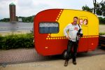 AALSMEER - De perspresentatie van een nieuw iPad game. Met op de foto persfotograaf Ferry de Kok voor de caravan van Bassie en Adriaan. FOTO LEVIN DEN BOER - PERSFOTO.NU