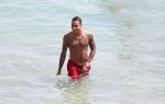 ibiza 11 juli 2012
Gregory v d Wiel met een vriend op vakantie op ibiza. Gregory heeft een stoere Jeep cabrio gehuurd.
Peter Smulders bv