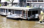 Amsterdam 28 mei 2012
Woonboot (woonark) en sloep van Hans v d Togt.
Peter Smulders bv