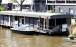 Amsterdam 28 mei 2012
Woonboot (woonark) en sloep van Hans v d Togt.
Peter Smulders bv