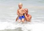 ibiza 12 juli 2012
Herman den Blijker met zijn zoontje Mads in zee
Peter Smulders bv