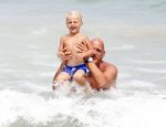 ibiza 12 juli 2012
Herman den Blijker met zijn zoontje Mads in zee
Peter Smulders bv
