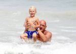 ibiza 12 juli 2012
Herman den Blijker met zijn zoontje Mads in zee
Peter Smulders bv