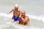 ibiza 12 juli 2012
Herman den Blijker met zijn zoontje Mads in zee
Peter Smulders bv