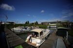 ZALTBOMMEL - Peter en Ingeborg Smulders liggen met hun jacht de Hole In One V in de haven van Zaltbommel. FOTO LEVIN DEN BOER - PERSFOTO.NU