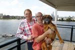 Rotterdam, 3 Augustus 2012
Jan de Hoop samen met zijn partner Coen Lievaart en hond Bob.
Foto Peter Smulders BV