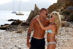 ibiza 12 juli 2012
Johnny Heitinga met zijn vrouw Charlotte Sophie en kinderen Jezebel en Lennox op het strand van ibiza.
Peter Smulders bv