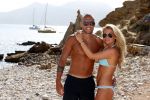 ibiza 12 juli 2012
Johnny Heitinga met zijn vrouw Charlotte Sophie en kinderen Jezebel en Lennox op het strand van ibiza.
Peter Smulders bv