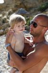 ibiza 12 juli 2012
Johnny Heitinga met zijn vrouw Charlotte Sophie en kinderen Jezebel en Lennox op het strand van ibiza.
Peter Smulders bv