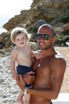 ibiza 12 juli 2012
Johnny Heitinga met zijn vrouw Charlotte Sophie en kinderen Jezebel en Lennox op het strand van ibiza.
Peter Smulders bv