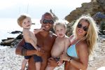 ibiza 12 juli 2012
Johnny Heitinga met zijn vrouw Charlotte Sophie en kinderen Jezebel en Lennox op het strand van ibiza.
Peter Smulders bv