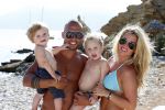 ibiza 12 juli 2012
Johnny Heitinga met zijn vrouw Charlotte Sophie en kinderen Jezebel en Lennox op het strand van ibiza.
Peter Smulders bv