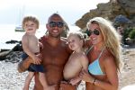 ibiza 12 juli 2012
Johnny Heitinga met zijn vrouw Charlotte Sophie en kinderen Jezebel en Lennox op het strand van ibiza.
Peter Smulders bv