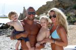 ibiza 12 juli 2012
Johnny Heitinga met zijn vrouw Charlotte Sophie en kinderen Jezebel en Lennox op het strand van ibiza.
Peter Smulders bv