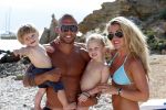 ibiza 12 juli 2012
Johnny Heitinga met zijn vrouw Charlotte Sophie en kinderen Jezebel en Lennox op het strand van ibiza.
Peter Smulders bv