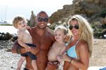ibiza 12 juli 2012
Johnny Heitinga met zijn vrouw Charlotte Sophie en kinderen Jezebel en Lennox op het strand van ibiza.
Peter Smulders bv