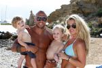 ibiza 12 juli 2012
Johnny Heitinga met zijn vrouw Charlotte Sophie en kinderen Jezebel en Lennox op het strand van ibiza.
Peter Smulders bv