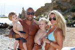 ibiza 12 juli 2012
Johnny Heitinga met zijn vrouw Charlotte Sophie en kinderen Jezebel en Lennox op het strand van ibiza.
Peter Smulders bv