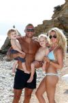 ibiza 12 juli 2012
Johnny Heitinga met zijn vrouw Charlotte Sophie en kinderen Jezebel en Lennox op het strand van ibiza.
Peter Smulders bv