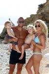 ibiza 12 juli 2012
Johnny Heitinga met zijn vrouw Charlotte Sophie en kinderen Jezebel en Lennox op het strand van ibiza.
Peter Smulders bv