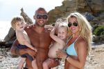 ibiza 12 juli 2012
Johnny Heitinga met zijn vrouw Charlotte Sophie en kinderen Jezebel en Lennox op het strand van ibiza.
Peter Smulders bv