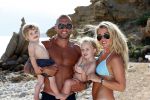 ibiza 12 juli 2012
Johnny Heitinga met zijn vrouw Charlotte Sophie en kinderen Jezebel en Lennox op het strand van ibiza.
Peter Smulders bv