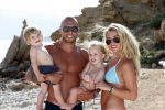 ibiza 12 juli 2012
Johnny Heitinga met zijn vrouw Charlotte Sophie en kinderen Jezebel en Lennox op het strand van ibiza.
Peter Smulders bv