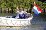 Nigtevecht 25 juli 2012
Jort Kelder en zijn vriendin Lauren Verster aan het varen met sloep/boot op de vecht.
Peter Smulders bv