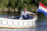 Nigtevecht 25 juli 2012
Jort Kelder en zijn vriendin Lauren Verster aan het varen met sloep/boot op de vecht.
Peter Smulders bv