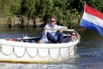 Nigtevecht 25 juli 2012
Jort Kelder en zijn vriendin Lauren Verster aan het varen met sloep/boot op de vecht.
Peter Smulders bv
