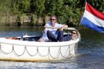 Nigtevecht 25 juli 2012
Jort Kelder en zijn vriendin Lauren Verster aan het varen met sloep/boot op de vecht.
Peter Smulders bv