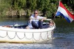 Nigtevecht 25 juli 2012
Jort Kelder en zijn vriendin Lauren Verster aan het varen met sloep/boot op de vecht.
Peter Smulders bv