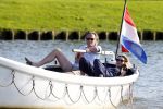 Nigtevecht 25 juli 2012
Jort Kelder en zijn vriendin Lauren Verster aan het varen met sloep/boot op de vecht.
Peter Smulders bv