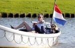 Nigtevecht 25 juli 2012
Jort Kelder en zijn vriendin Lauren Verster aan het varen met sloep/boot op de vecht.
Peter Smulders bv