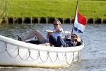 Nigtevecht 25 juli 2012
Jort Kelder en zijn vriendin Lauren Verster aan het varen met sloep/boot op de vecht.
Peter Smulders bv
