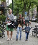 Amsterdam 8 augustus 2012
Lange Frans met zijn vrouw Danielle en hun kinderen aan het winkelen.
Peter Smulders bv