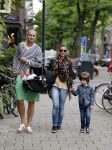 Amsterdam 8 augustus 2012
Lange Frans met zijn vrouw Danielle en hun kinderen aan het winkelen.
Peter Smulders bv