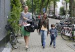 Amsterdam 8 augustus 2012
Lange Frans met zijn vrouw Danielle en hun kinderen aan het winkelen.
Peter Smulders bv