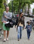 Amsterdam 8 augustus 2012
Lange Frans met zijn vrouw Danielle en hun kinderen aan het winkelen.
Peter Smulders bv