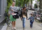 Amsterdam 8 augustus 2012
Lange Frans met zijn vrouw Danielle en hun kinderen aan het winkelen.
Peter Smulders bv