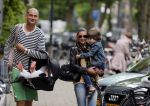 Amsterdam 8 augustus 2012
Lange Frans met zijn vrouw Danielle en hun kinderen aan het winkelen.
Peter Smulders bv