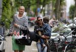 Amsterdam 8 augustus 2012
Lange Frans met zijn vrouw Danielle en hun kinderen aan het winkelen.
Peter Smulders bv