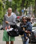 Amsterdam 8 augustus 2012
Lange Frans met zijn vrouw Danielle en hun kinderen aan het winkelen.
Peter Smulders bv