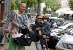 Amsterdam 8 augustus 2012
Lange Frans met zijn vrouw Danielle en hun kinderen aan het winkelen.
Peter Smulders bv